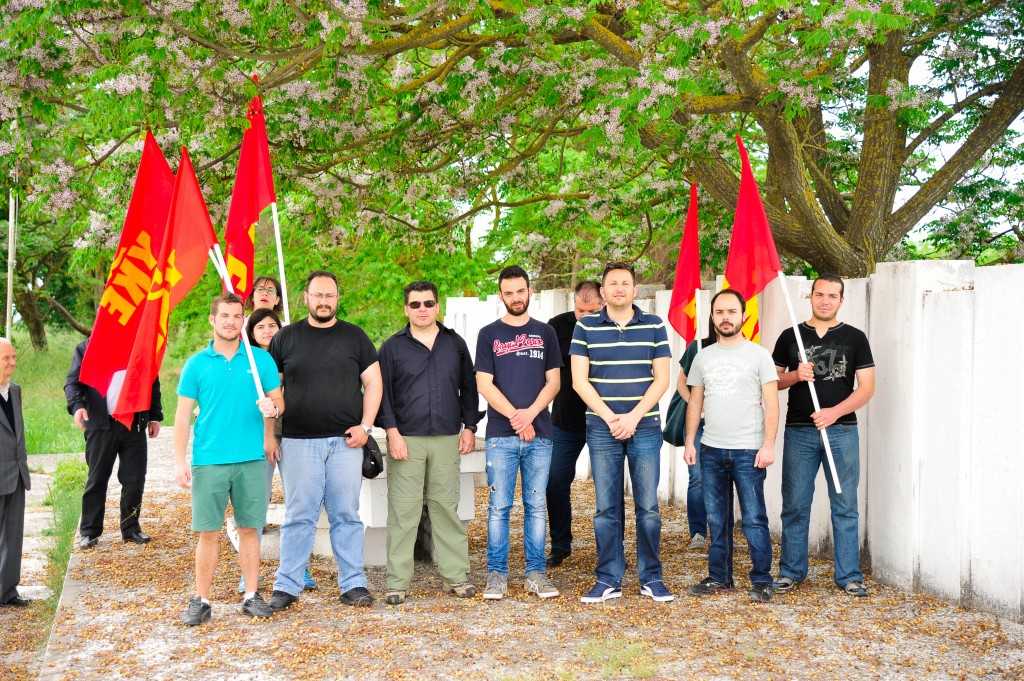 ΚΑΤΑΘΕΣΗ ΣΤΕΦΑΝΩΝ ΣΤΟ ΜΝΗΜΕΙΟ ΣΤΑ ΚΑΛΥΒΙΑ ΑΓΡΙΝΙΟΥ