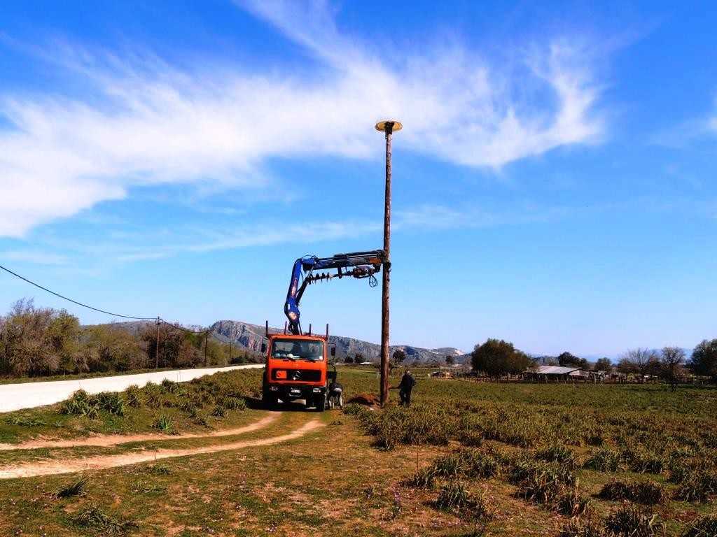 Εγκατάσταση ξύλιων στύλων από την ΔΕΔΔΗΕ