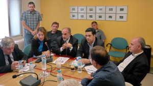 2017.10.02 @ Ο Περιφερειάρχης Δυτικής Ελλάδας, Απόστολος Κατσιφάρας, μαζί με τον Πρόεδρο του Περιφερειακού Συμβουλίου, Γιώργο Αγγελόπουλο, τον Αντιπεριφερειάρχη Περιφερειακής Ανάπτυξης και Επιχειρηματικότητας, Κωνσταντίνο Καρπέτα, και τη Βοηθό Περιφερειάρχη σε θέματα Κοινωνικής Αλληλεγγύης και Ισότητας των Φύλων, Αναστασία Τογιοπούλου, σε συνάντηση με την Περιφερειακή Ένωση Δήμων (ΠΕΔ) Δυτικής Ελλάδας, στο πλαίσιο των πρωτοβουλιών της Περιφέρειας Δυτικής Ελλάδας για την προστασία του δικαιώματος της οικογενειακής στέγης των πολιτών.