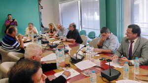 2017.10.02 @ Ο Περιφερειάρχης Δυτικής Ελλάδας, Απόστολος Κατσιφάρας, μαζί με τον Πρόεδρο του Περιφερειακού Συμβουλίου, Γιώργο Αγγελόπουλο, τον Αντιπεριφερειάρχη Περιφερειακής Ανάπτυξης και Επιχειρηματικότητας, Κωνσταντίνο Καρπέτα, και τη Βοηθό Περιφερειάρχη σε θέματα Κοινωνικής Αλληλεγγύης και Ισότητας των Φύλων, Αναστασία Τογιοπούλου, σε συνάντηση με την Περιφερειακή Ένωση Δήμων (ΠΕΔ) Δυτικής Ελλάδας, στο πλαίσιο των πρωτοβουλιών της Περιφέρειας Δυτικής Ελλάδας για την προστασία του δικαιώματος της οικογενειακής στέγης των πολιτών.